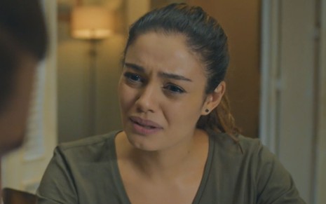 Sophie Charlotte com expressão séria em cena como Maíra na novela Todas as Flores
