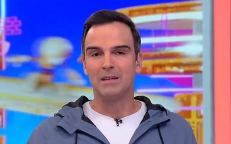 Tadeu Schmidt no palco do BBB 23 apresentando uma Prova do Líder