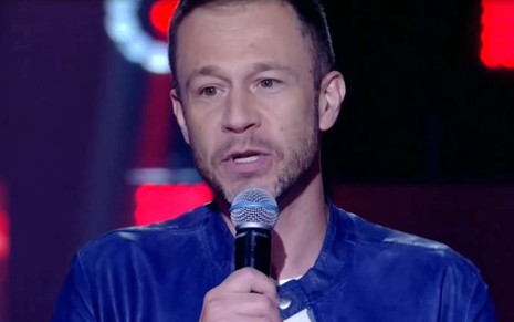 Tiago Leifert no palco do The Voice Brasil