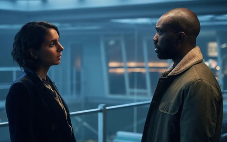 Anjli Mohindra encara Paapa Essiedu em cena de The Lazarus Project