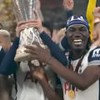 Jogadores do Tottenham levantam a taça da Liga Europa