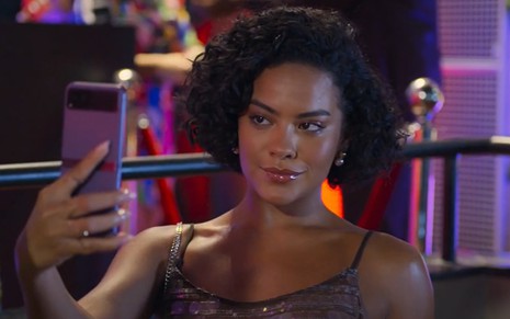 A atriz Bella Campos como Maria de Fátima em cena de Vale Tudo