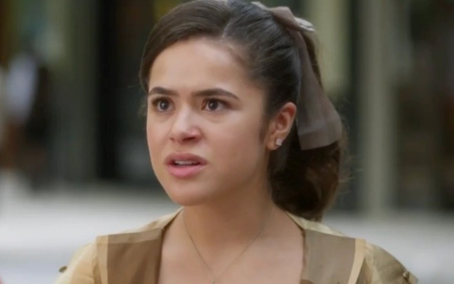 Maisa está caracterizada como Bia, sua personagem na novela Garota do Momento, da Globo