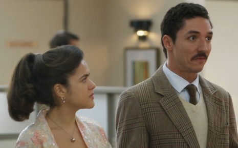 A atriz Maisa olhando para o ator João Vitor Silva, ambos sérios, em cena de Garota do Momento