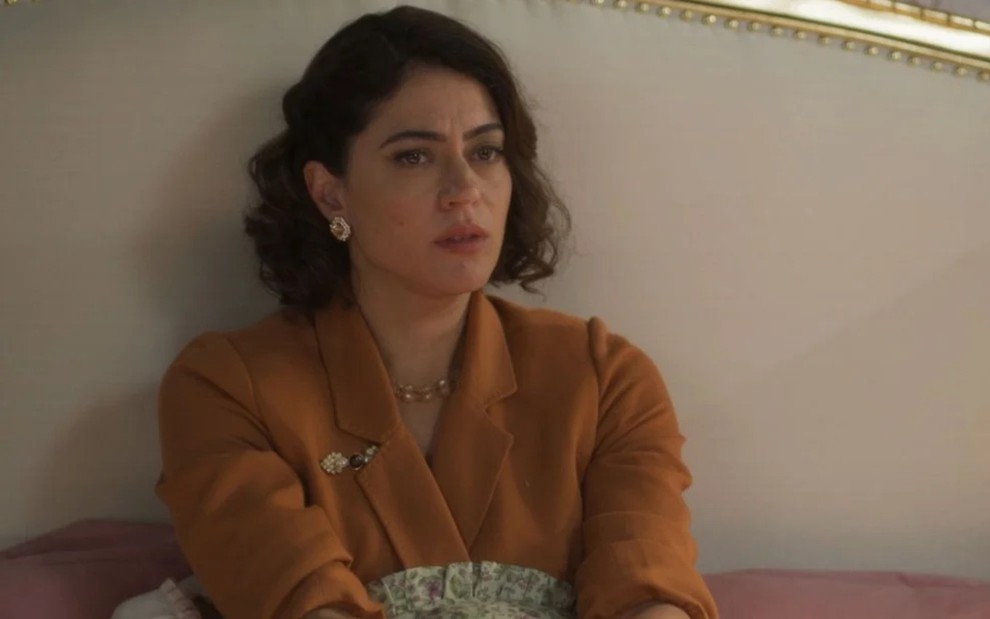 A atriz Carol Castro com expressão séria em cena de Garota do Momento
