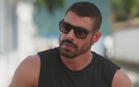 Cauã Reymond em cena de praia como César em Vale Tudo, da Globo