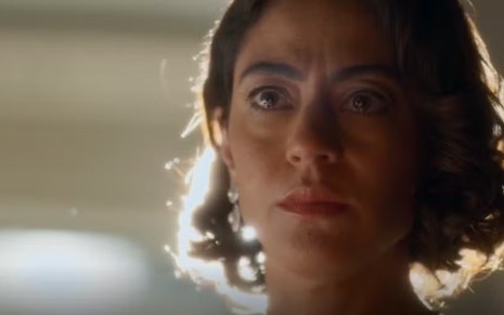 A atriz Carol Castro com expressão séria em cena de Garota do Momento