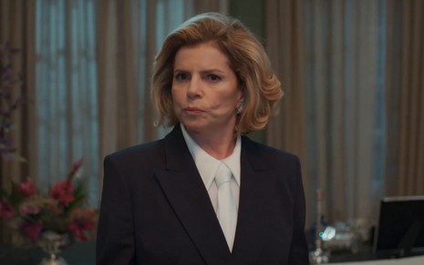 A atriz Debora Bloch como Odete Roitmann em cena de Vale Tudo