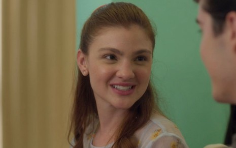 A atriz Debora Ozorio sorrindo em cena de Garota do Momento