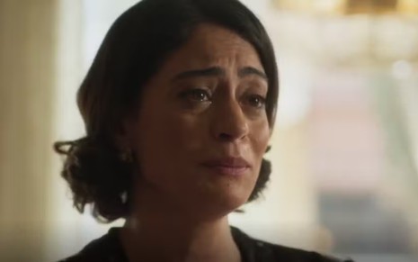 A atriz Carol Castro com expressão séria em cena de Garota do Momento