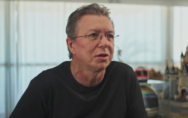 Boninho com expressão séria durante participação em documentário sobe o BBB