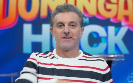 Luciano Huck tem expressão concentrada no palco do Domingão com Huck, da Globo