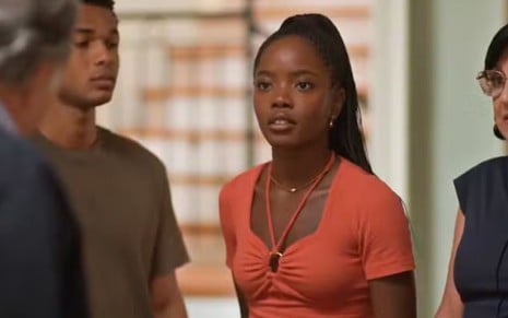 A atriz Clara Moneke como Leo em cena de Dona de Mim