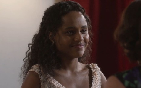 A atriz Duda Santos sorrindo em cena de Garota do Momento