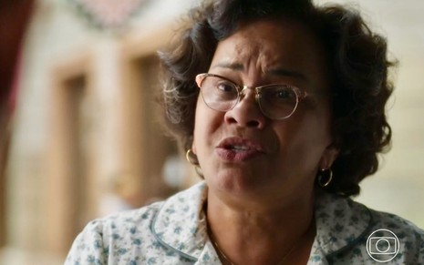A atriz Solange Couto com expressão de sofrimento em cena de Garota do Momento