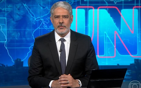 William Bonner tem expressão séria no cenário do Jornal Nacional