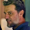 O ator Rodrigo Lombardi caracterizado como Molina em cena de Mania de Você