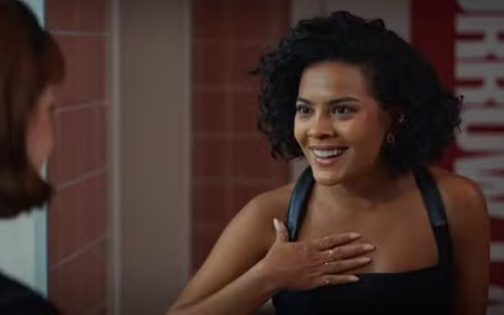 A atriz Bella Campos como Maria de Fátima em cena de Vale Tudo