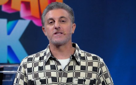 Luciano Huck no palco do Domingão