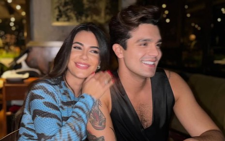 Jade Magalhães e Luan Santana estão lado a lado, abraçados e sorridentes