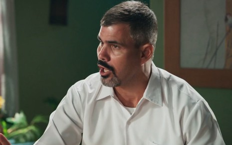 O ator Juliano Cazarré com expressão assustada em cena de Volta por Cima