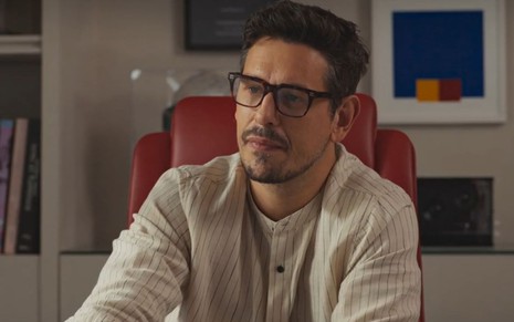João Vicente de Castro está caracterizado como Renato, seu personagem no remake de Vale Tudo, da Globo
