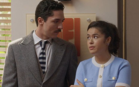 Os atores João Vitor Silva e Maisa lado a lado, se olhando sérios em cena de Garota do Momento
