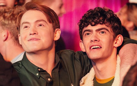Kit Connor e Joe Locke abraçados e sorridentes em Heartstopper