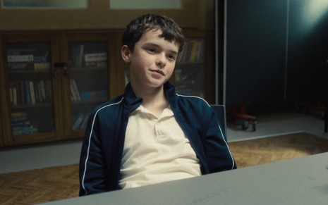 Owen Cooper tem expressão tensa em cena da série Adolescência