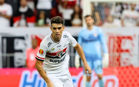 O meia Oscar jogando pelo São Paulo em partida disputada no ano de 2025