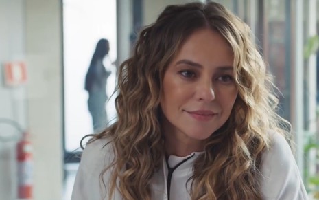 Paolla Oliveira está caracterizada como Heleninha Roitman no remake de Vale Tudo, da Globo