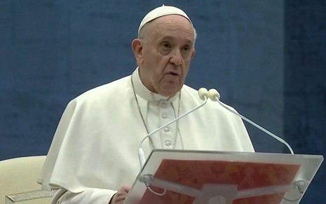 O papa Francisco em frente a um púpito