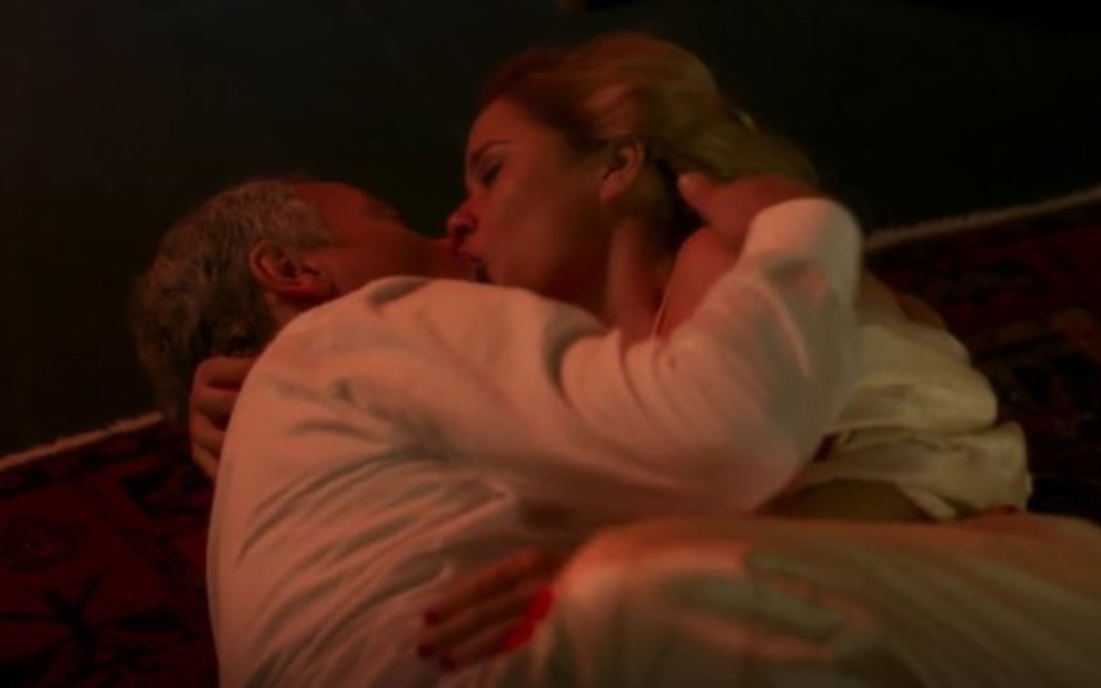 Os atores Danton Mello e Palomma Duarte se beijando em cena de Garota do Momento