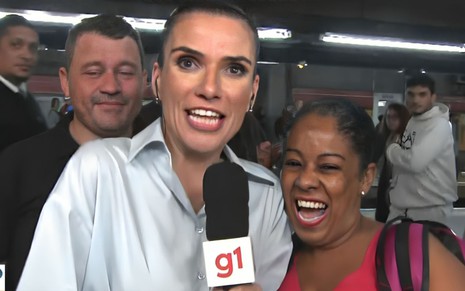 Sabina Simonato no metrô Sé, em São Paulo, com cara de espantada, ao lado de uma mulher rindo
