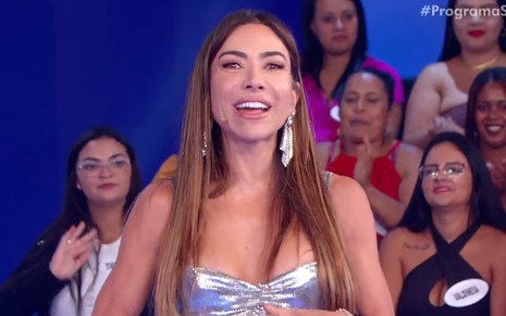 Patricia Abravanel está sorridente no cenário do Programa Silvio Santos