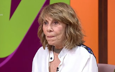 Renata Sorrah morde a língua durante participação no Sem Censura