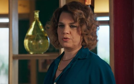 A atriz Isabel Teixeira com expressão séria em cena de Volta por Cima