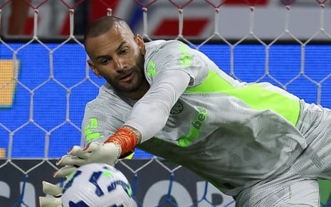 Goleiro Weverton, do Palmeiras, defendendo pênalti em jogo do Campeonato Brasileiro