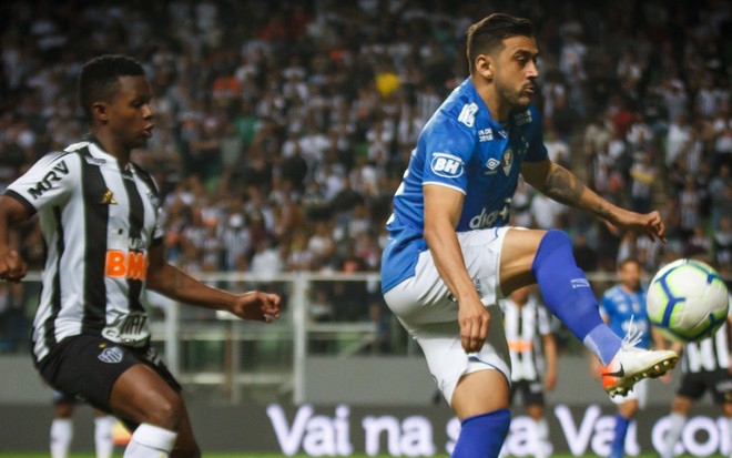 O atleticano Cazares em disputa com o cruzeirense Robinho: equipes mineiras se enfrentam hoje (4) - VINNICIUS SILVA/CRUZEIRO