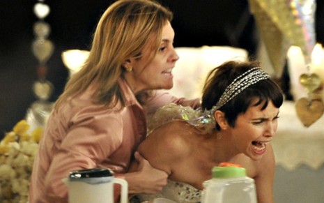 Carminha (Adriana Esteves) e Nina (Débora Falabella) brigam em Avenida Brasil: trama pesada - Renato Rocha Miranda/TV Globo