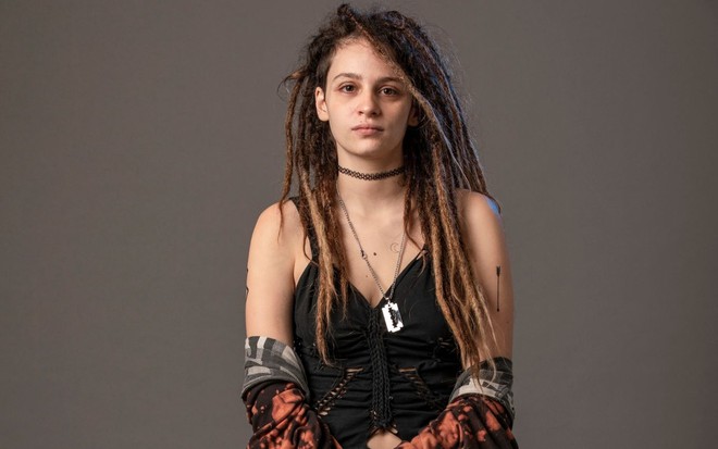Lara Tremourox caracterizada como Joy em foto de divulgação da novela Um Lugar ao Sol - TV GLOBO/ JOÃO MIGUEL JÚNIOR