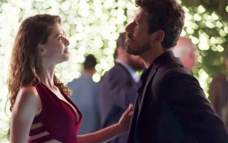 Alinne Moraes e João Vicente de Castro em cena como os personagens Isabel e Alain de Espelho da Vida - Reprodução/Globo