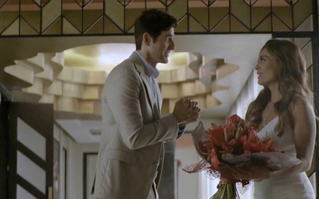 Régis (Reynaldo Gianecchini) pede Maria da Paz (Juliana Paes) em casamento em A Dona do Pedaço