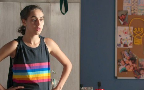 Gabriela (Giovanna Coimbra) com as mãos na cintura em cena de Bom Sucesso
