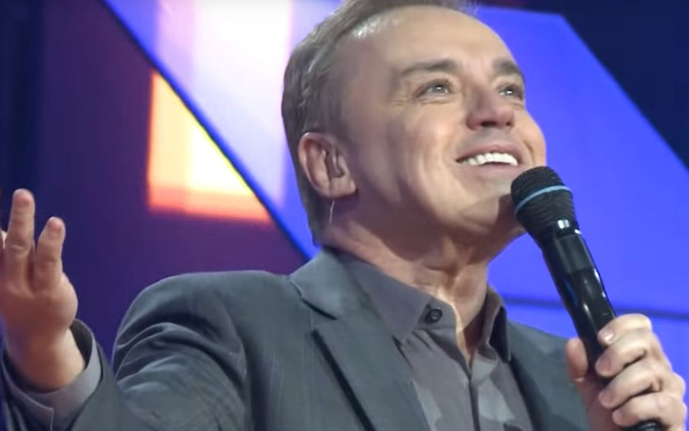 Imagem de Gugu Liberato no palco do Canta Comigo, da Record