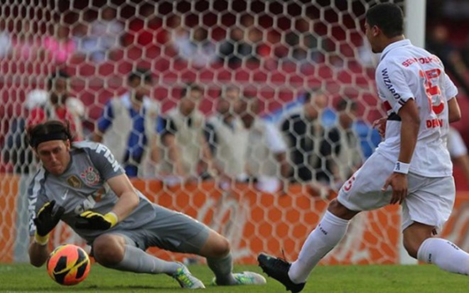 Cássio defende chute de Denílson no clássico entre São Paulo e Corinthians - Rubens Chiri/SPFC