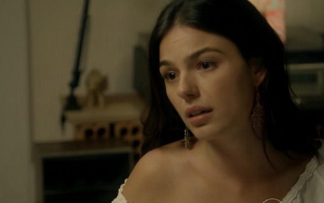 Sandra (Isis Valverde) se preocupa com a briga entre Beatriz (Heloísa Périssé) e Elísio (Daniel Dantas) - Reprodução/TV Globo
