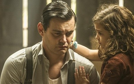 Carmo Dalla Vecchia (Manfred) e Mel Maia (Pérola) em cena da novela Joia Rara, da Globo - Cynthia Salles/TV Globo