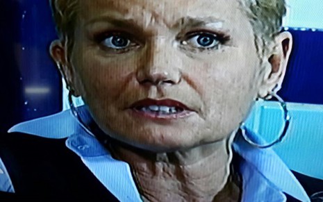 Xuxa Meneghel fotografada com telefone celular durante reprise de entrevista no Hoje em Dia desta terça - Reprodução/TV Record