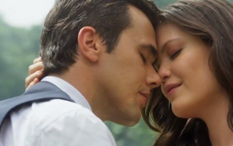 Vicente (Bruno Ferrari) e Maria Vitória (Vitória Strada) têm final feliz em Tempo de Amar - Reprodução/TV Globo